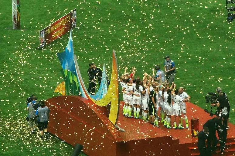 禁区内背身对抗与第二点争抢（压迫的第一道闸门）